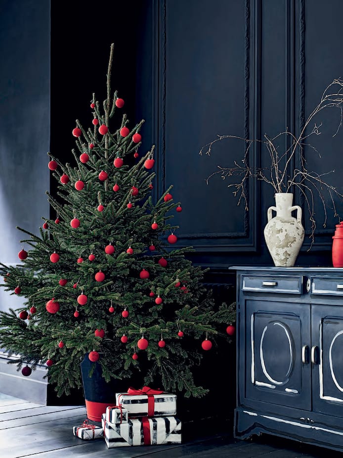decorate the Christmas tree