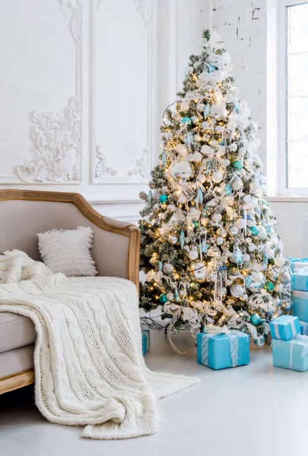 decorate the Christmas tree