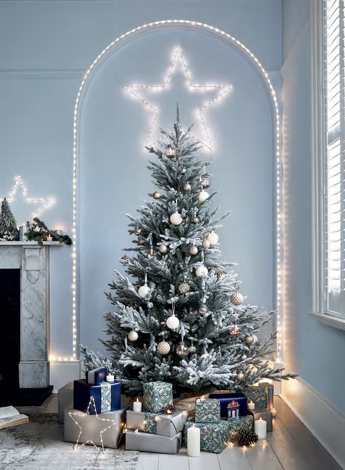 decorate the Christmas tree