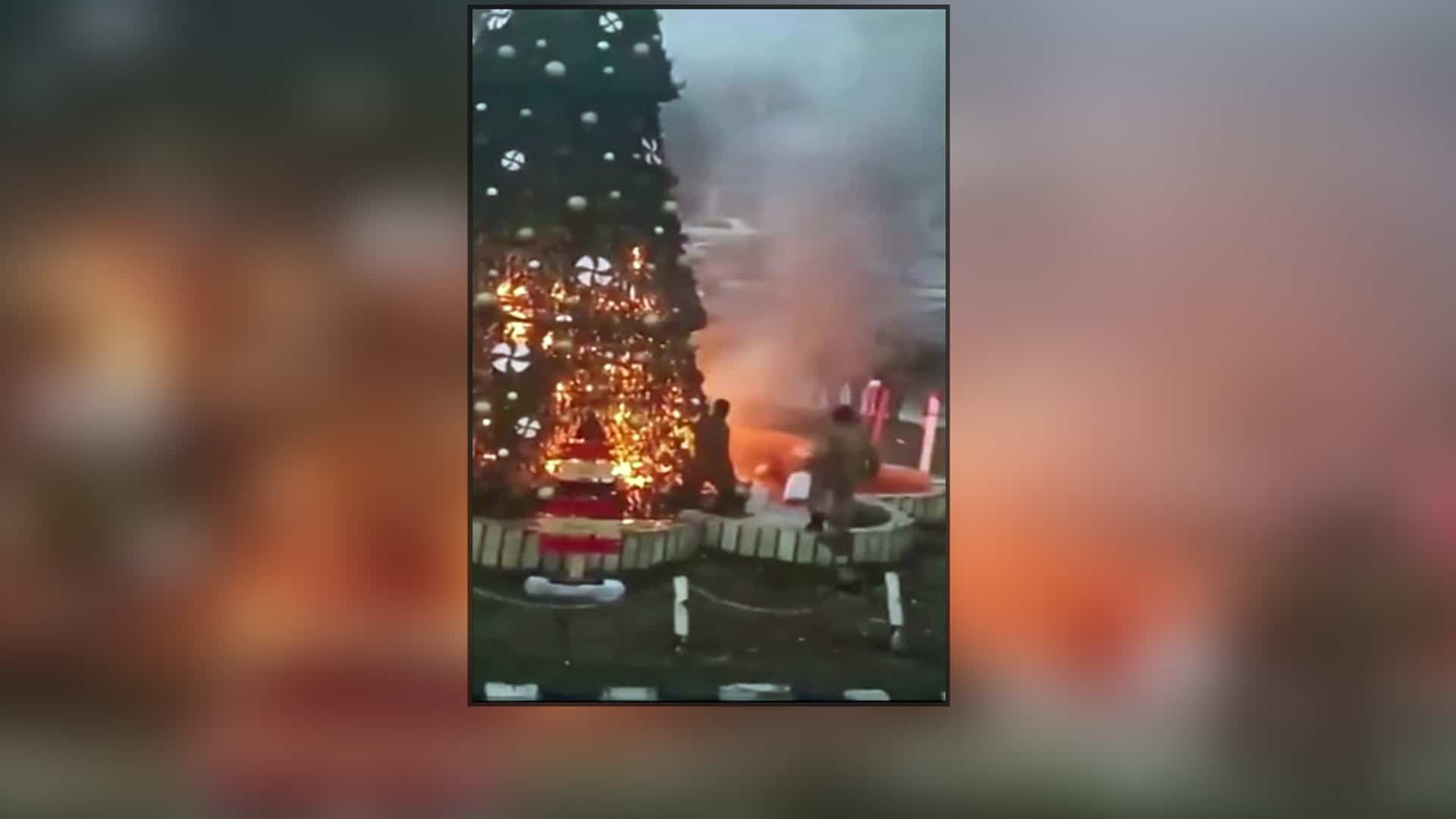 IMAGES Un sapin de Noël géant incendié sur une place publique en