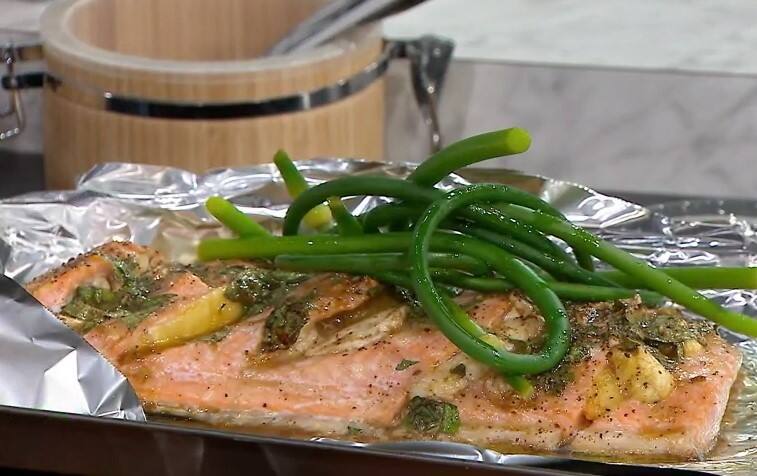 Filet de saumon rôti, pêche et mozzarella fraîche