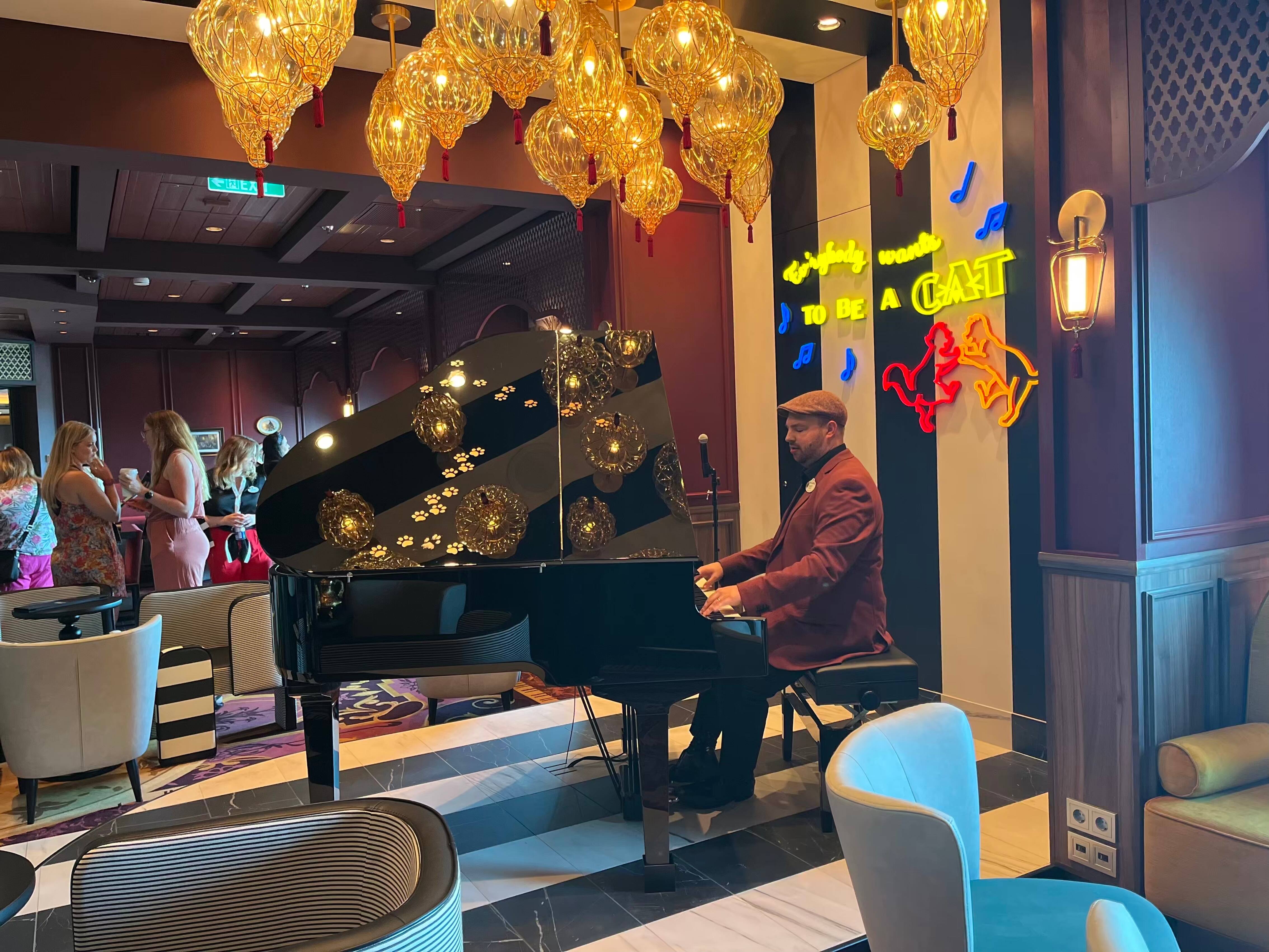 Le pianiste 
Le pianiste à l'oeuvre dans le Scat Cat Lounge.