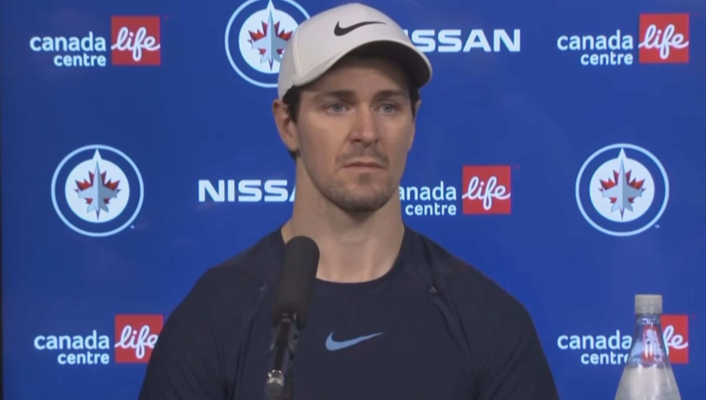 Mark Scheifele pr&ecirc;t &agrave; se battre avec Jake Evans