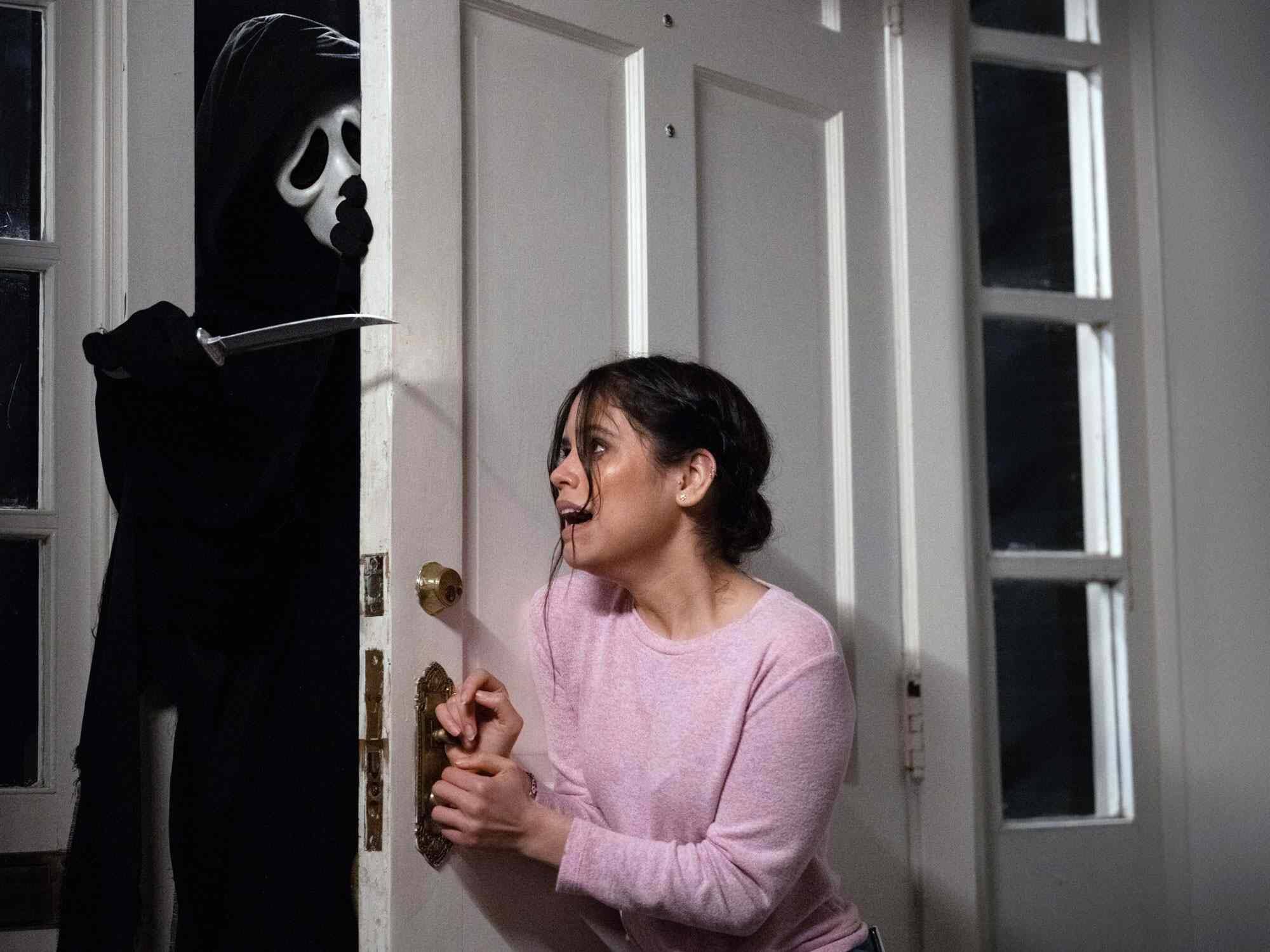 Jenna Ortega dans la scène d'ouverture de Frissons, en 2022.