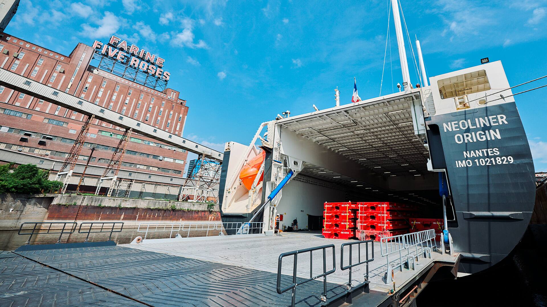 La poupe du voilier-cargo Neoliner Origin à Montréal le 28 août 2026.