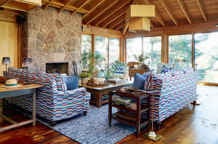 Un chalet en bois qui a subi une cure de jeunesse