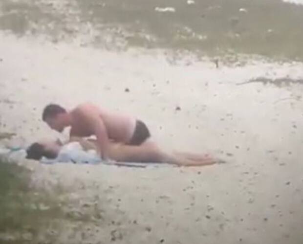 Image principale de l'article Arrêtés pour avoir fait l’amour sur la plage