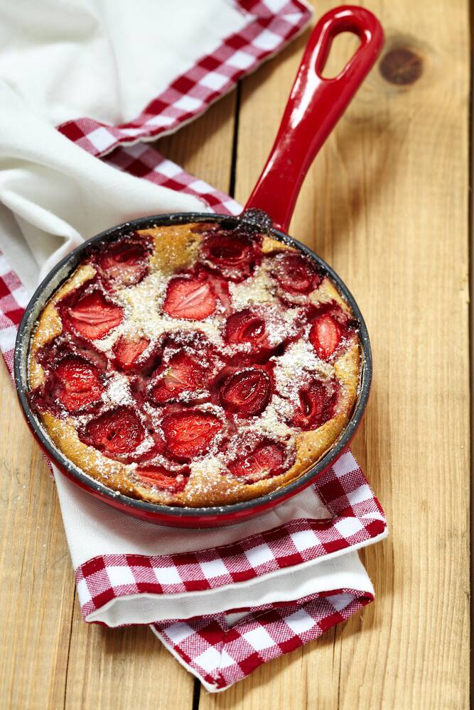 Clafoutis au sarrasin, fraises et rhubarbe