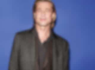 Brad Pitt se met à nu