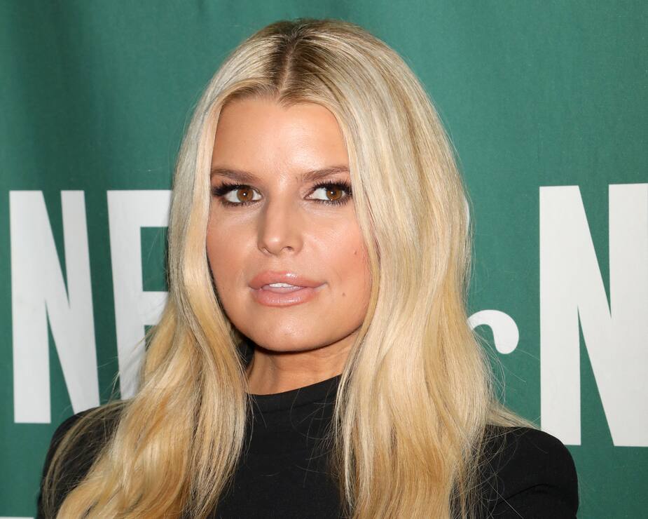 Image principale de l'article Jessica Simpson enflamme la toile avec ses abdos!