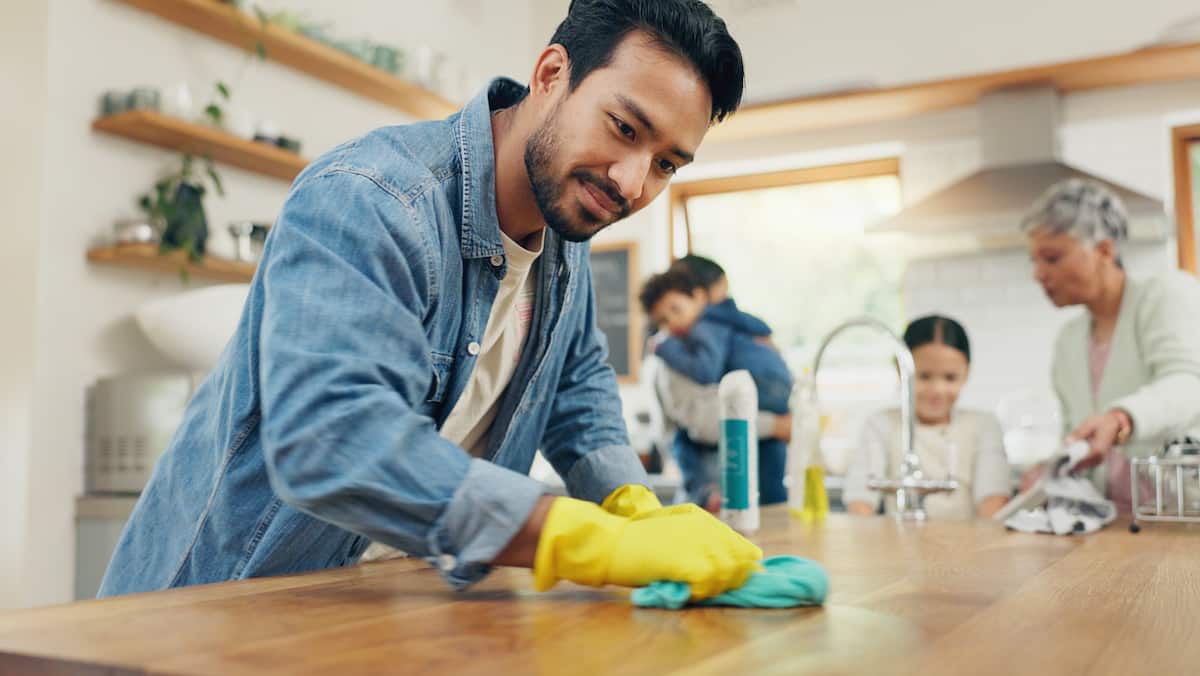 «Il ne suffit pas de demander de l’aide domestique à nos enfants ou à notre mari, pour que celle-ci nous soit accordée sur le champ...»