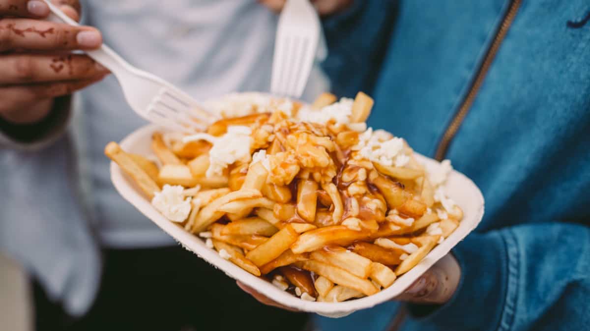 Poutine Avec Fromage Raper Du fromage râpé au lieu du skouik-skouik dans la poutine, selon Ottawa ...