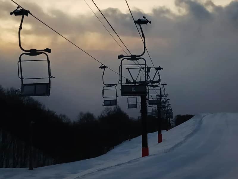 Traînée par son sac à dos pris dans un télésiège : une jeune planchiste tuée en voyage au Japon
