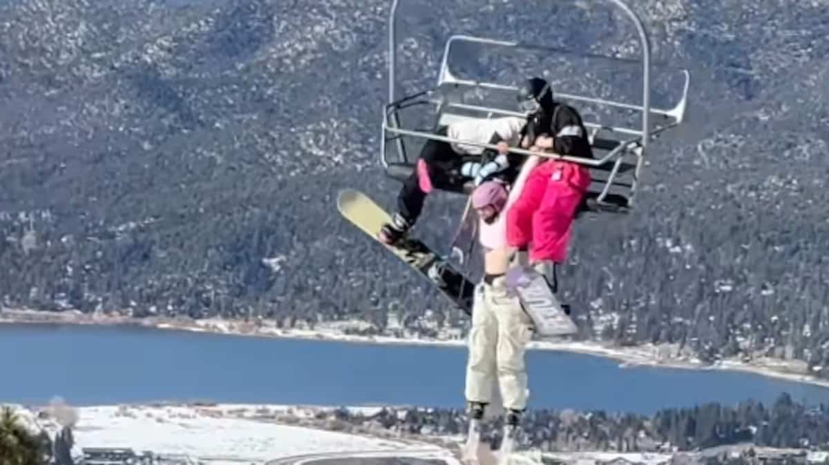 EN VIDÉO | «J’ai besoin d’aide»: une skieuse se retrouve suspendue dans les airs dans un télésiège