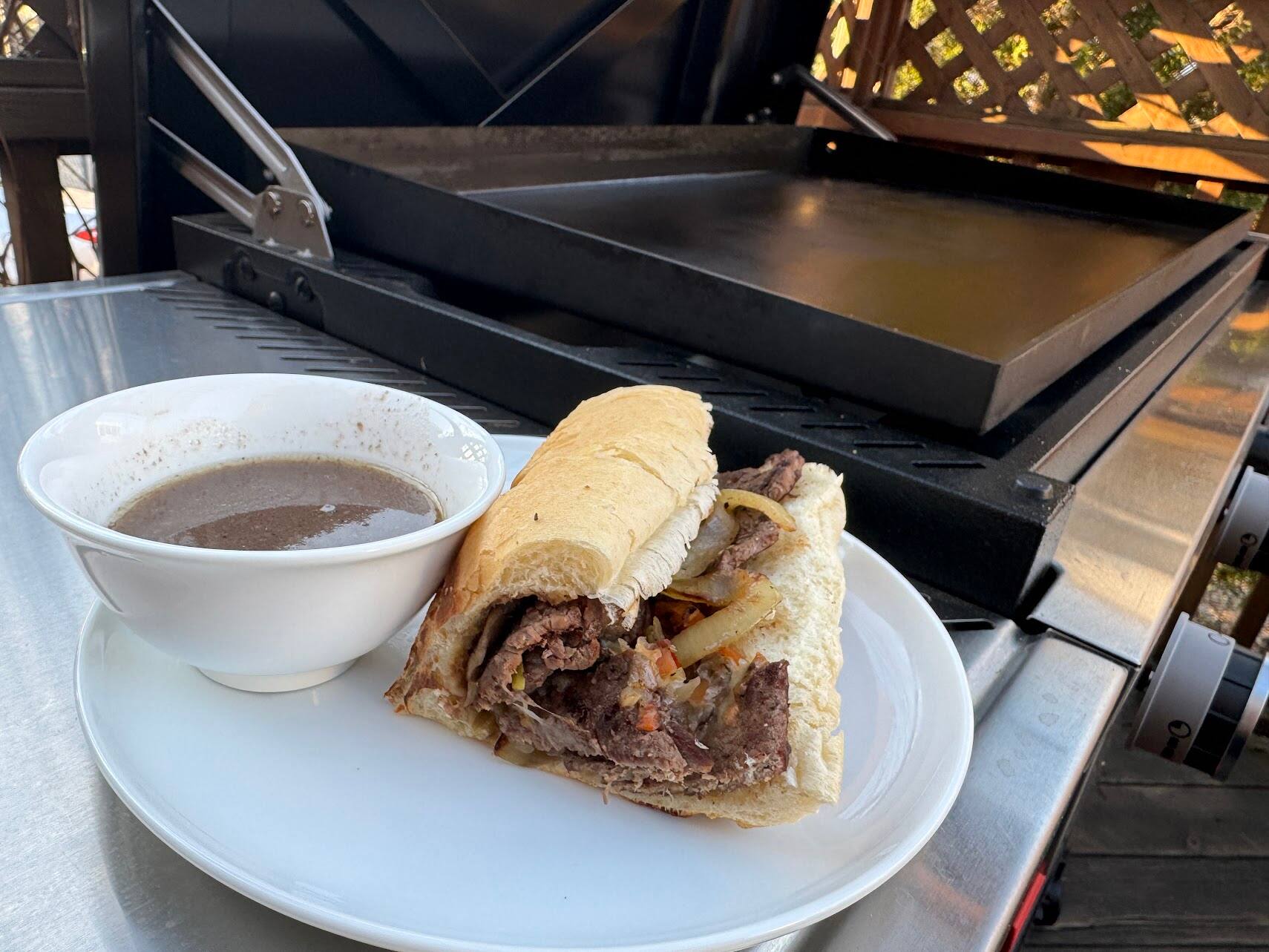 Les paninis et grilled cheese ont aussi la cote avec les propriétaires de planchas. Si vous avez le cœur à la fête, vous pouvez aussi essayer ce sous-marin à la muffuletta, au chevreuil et au cheddar fumé maison, servi avec sauce au jus. C’était à se jeter par terre.