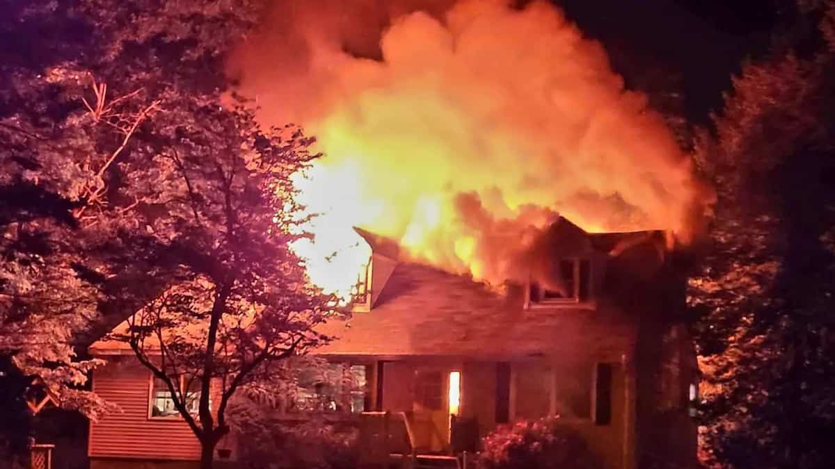 EN IMAGES | Il met le feu à la maison après une dispute avec sa partenaire