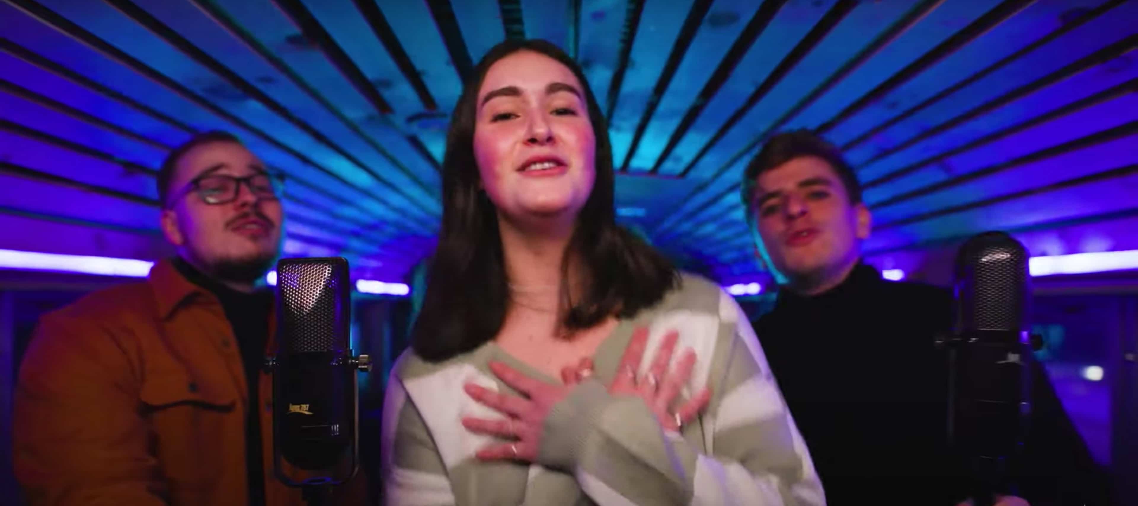 Voyez le vidéoclip de la chanson thème