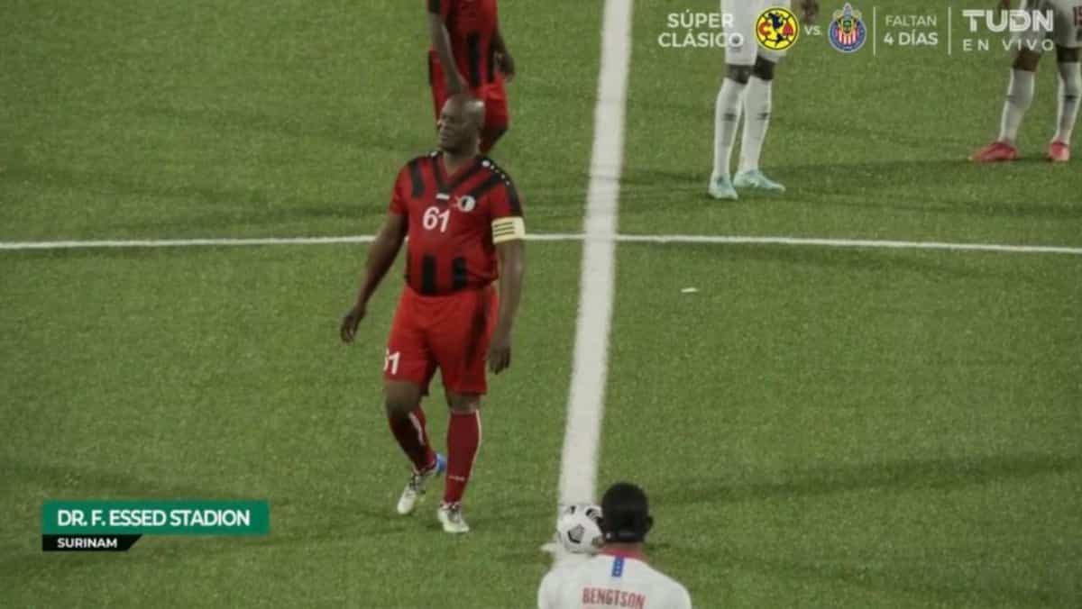 SOCCER | À 60 ans, le vice-président du Suriname dispute un match de ligue