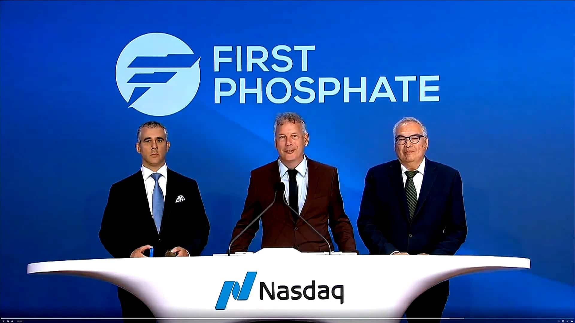 Le président Armand MacKenzie (à droite) et le vice-président de First Phosphate, David Dufour (au centre) ont sonné la cloche d'ouverture du NASDAQ, le 13 août 2026.