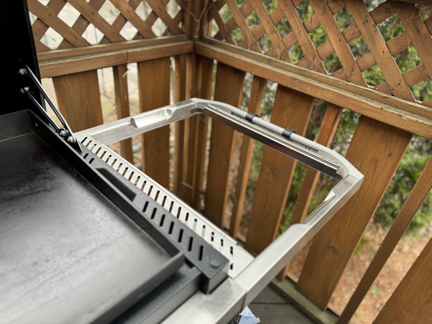 La surface d’une des tablettes de la Weber Slate 30 peut être retirée pour y insérer des accessoires, comme un bac de rangement ou une planche à découper.