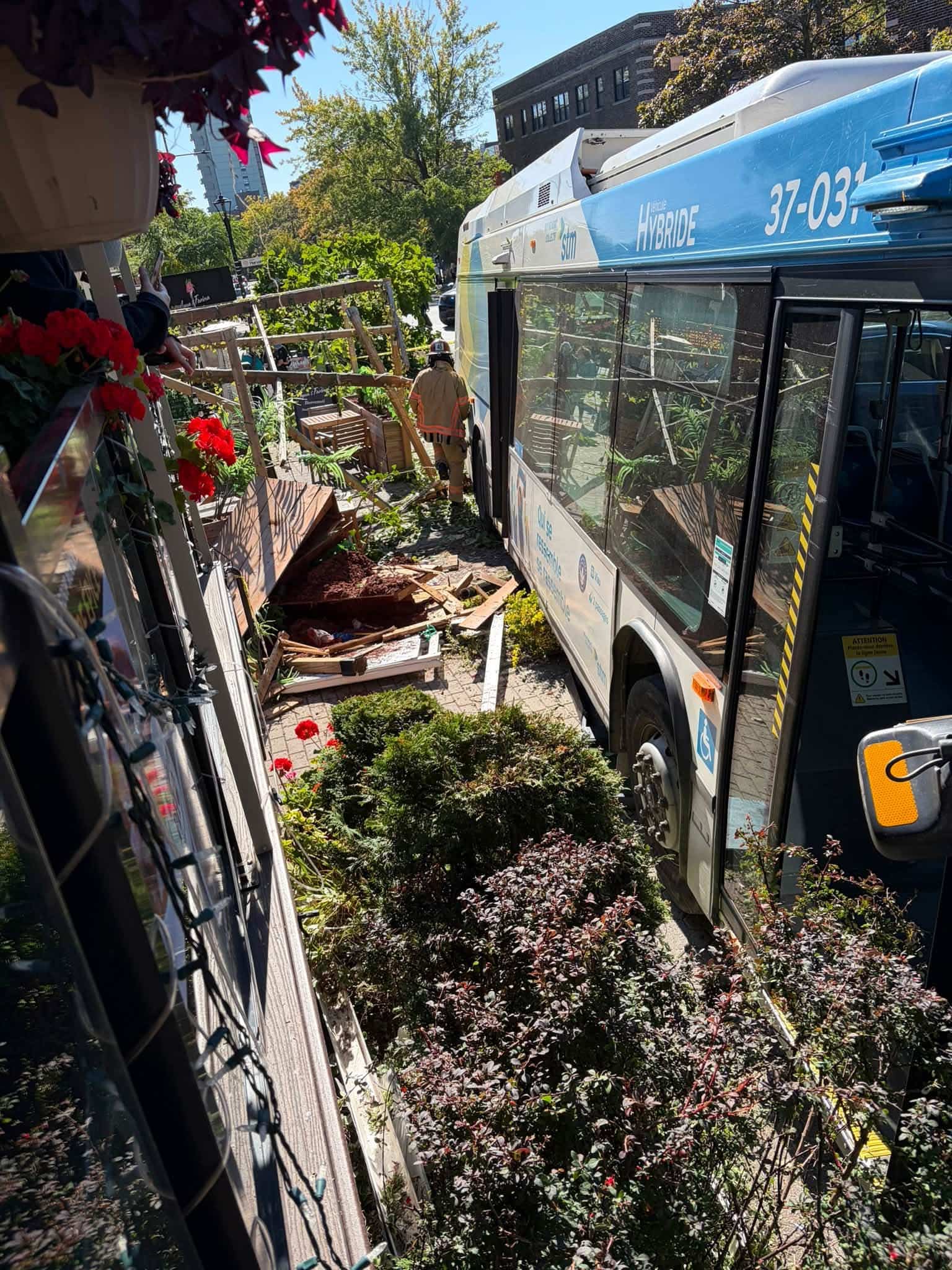 Un chauffeur de la STM fait un malaise et percute trois voitures et deux terrasses de restaurants