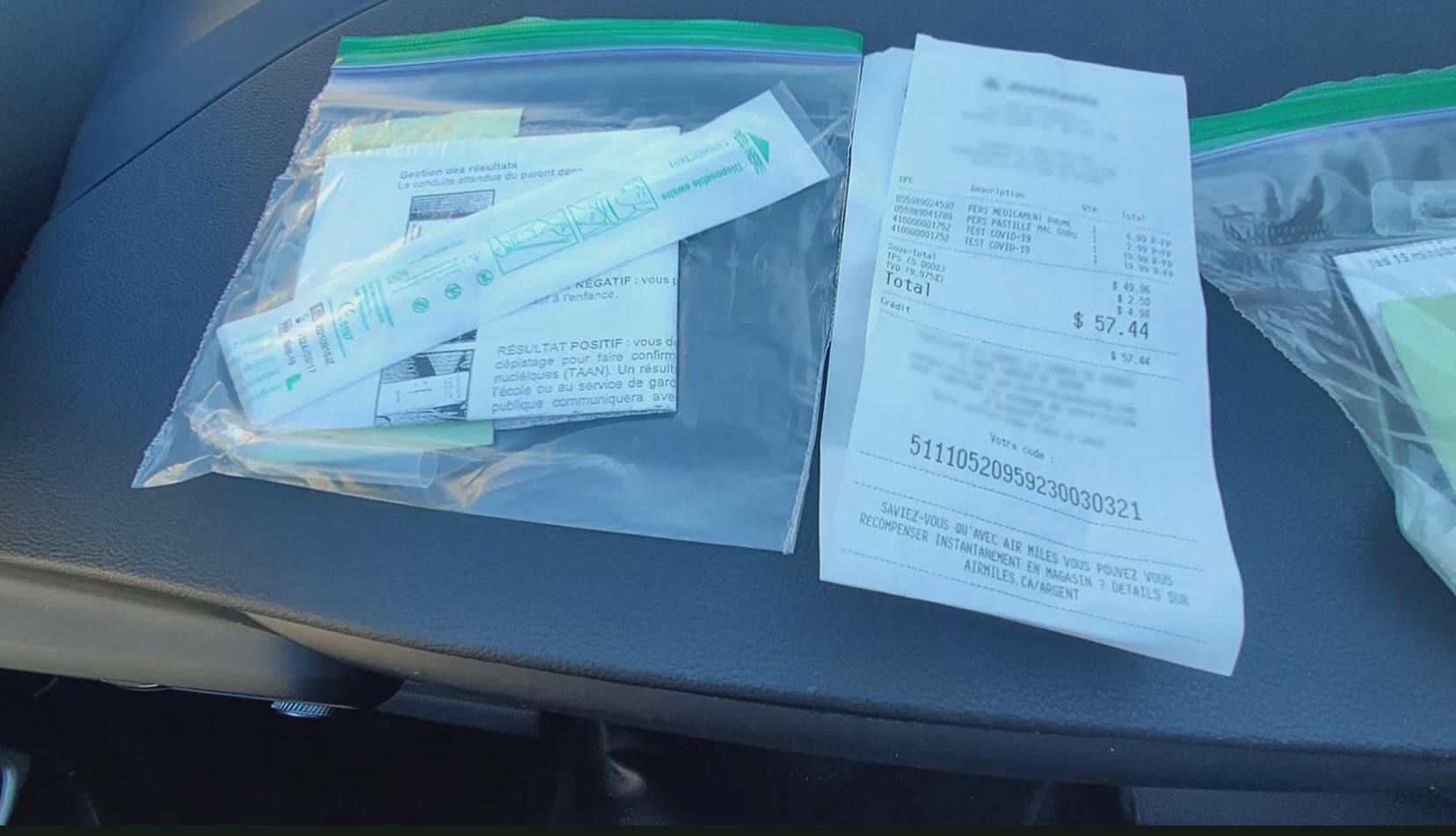 Un pharmacien vend &agrave; ses clients des tests rapides destin&eacute;s au personnel de la sant&eacute;