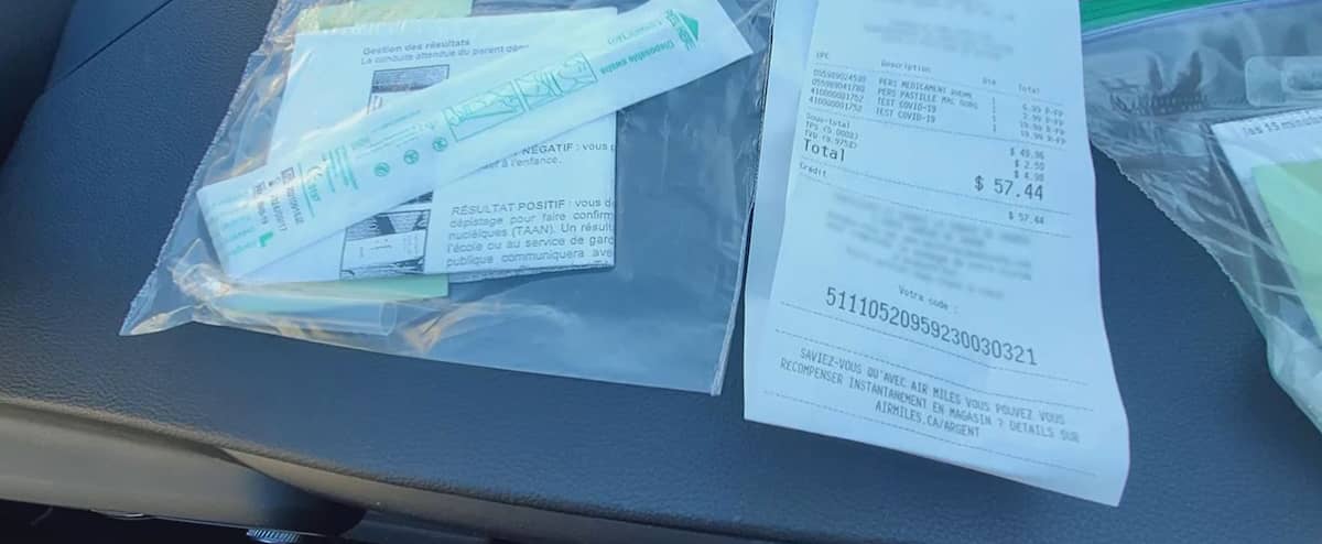 Un pharmacien vend à ses clients des tests rapides destinés au personnel de la santé