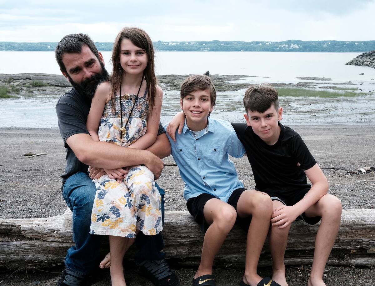 Theo Ferland, Emile et Jean-Pierre Boily_Jean-Pierre Boily, et ses deux enfants, Emile, 11 ans et Alice 8 ans, sauves de la noyade par Theo Ferland, 12 ans, mercredi dans le fleuve Saint-Laurent, pres du pont Ile d Orleans, 516 Route des Pretres, Saint-Pierre, Ile dOrleans, Quebec, 17 aout 2023, Photo PASCAL HUOT / AGENCE QMI