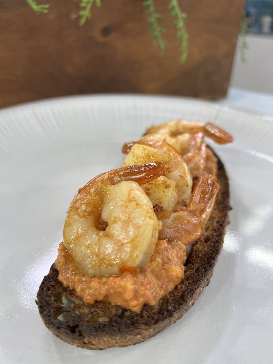 Découvrez cette délicieuse recette de crevettes romesco Salut Bonjour