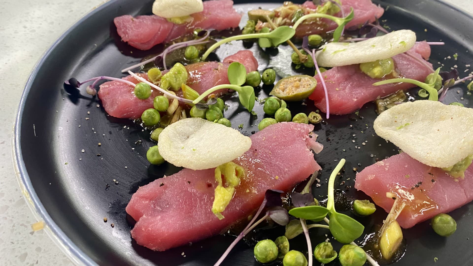 Crudo de thon citronnelle, mousseline d'avocat