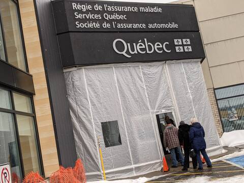 At the SAAQ branch on Boulevard LeBorgneuf in Quebec City, a short queue formed outside Monday morning, around 10 a.m., on the first day of the technology transition initiated by the government agency.