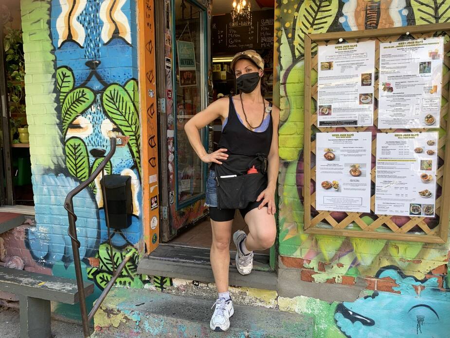 Sarah Royer prend une pause, loin des cuisines.