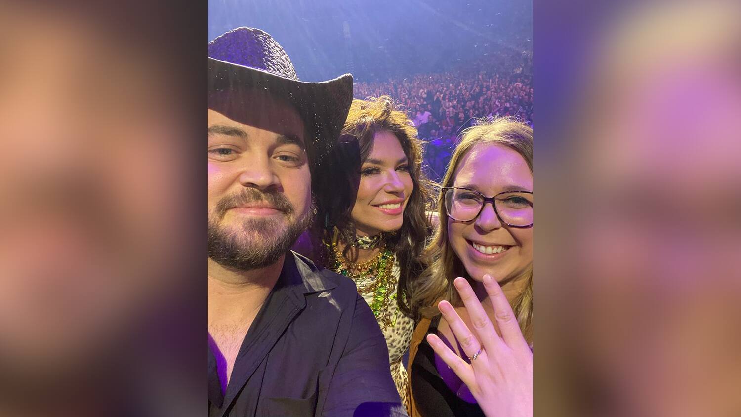 [EN IMAGES] Centre Vid&eacute;otron: sur sc&egrave;ne avec Shania Twain apr&egrave;s avoir demand&eacute; sa blonde en mariage