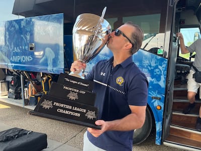 Le Gérant Patrick Scalabrini Emmasse Le Trophée des čempioni au départ de l'Hôtel Situé à evansville, le lundi 1823. gada 18. septembrī, au lendemain de la conquête des capitales de québec.