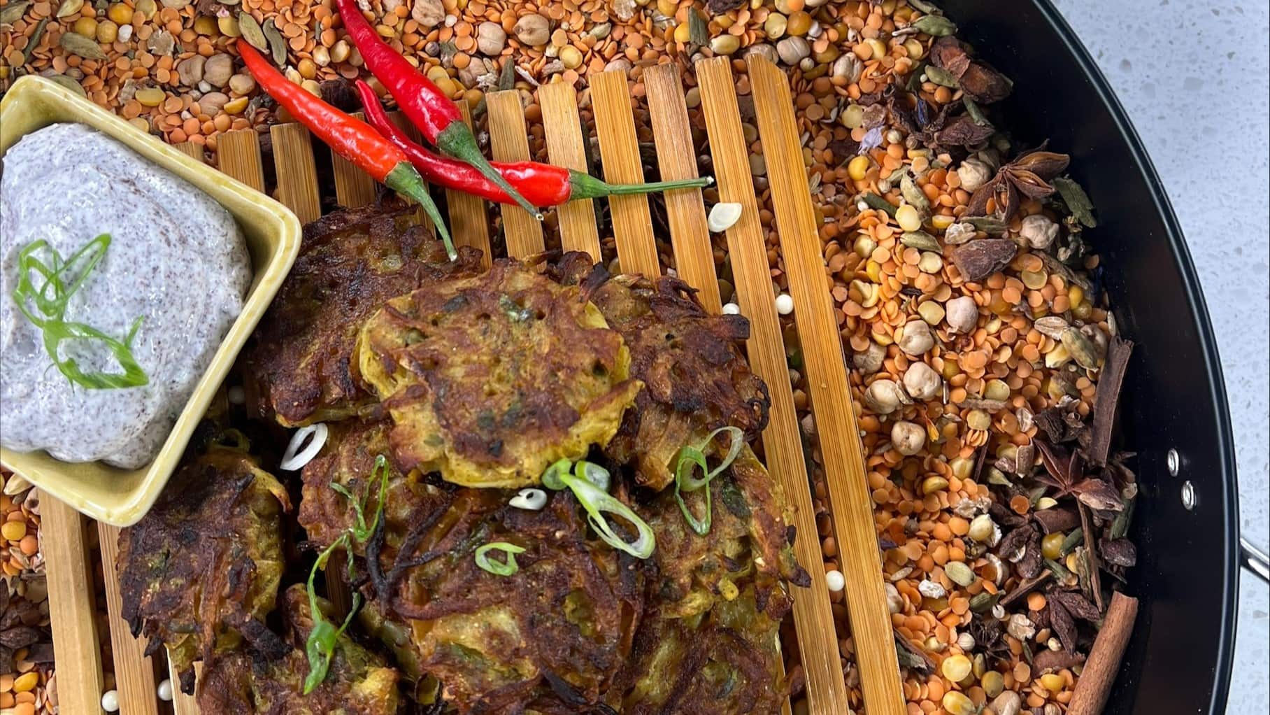 Bhajis d’oignons sur yaourt au sumac