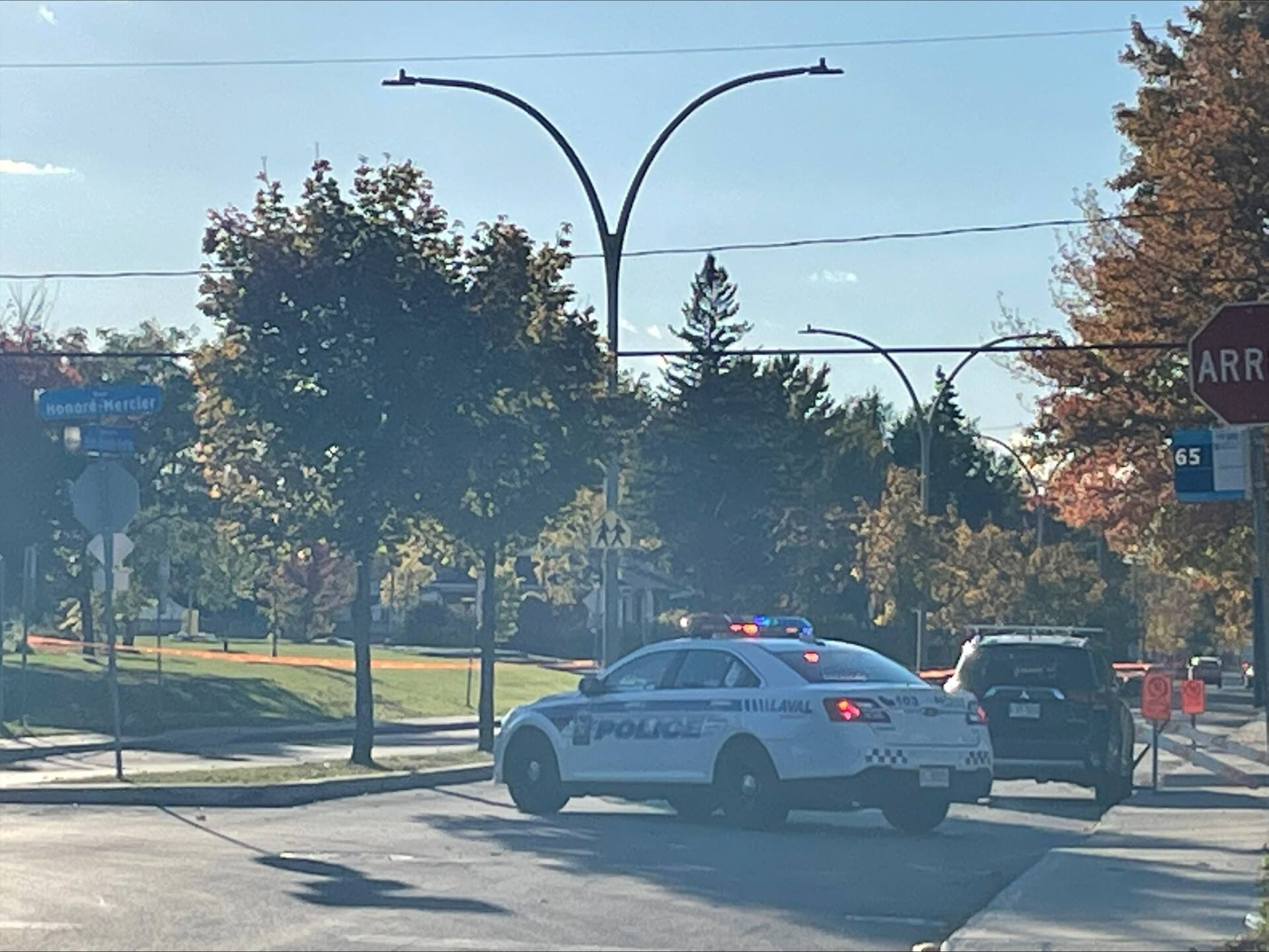 Un jeune de 15 ans poignard&eacute; pr&egrave;s d&rsquo;une &eacute;cole secondaire de Laval