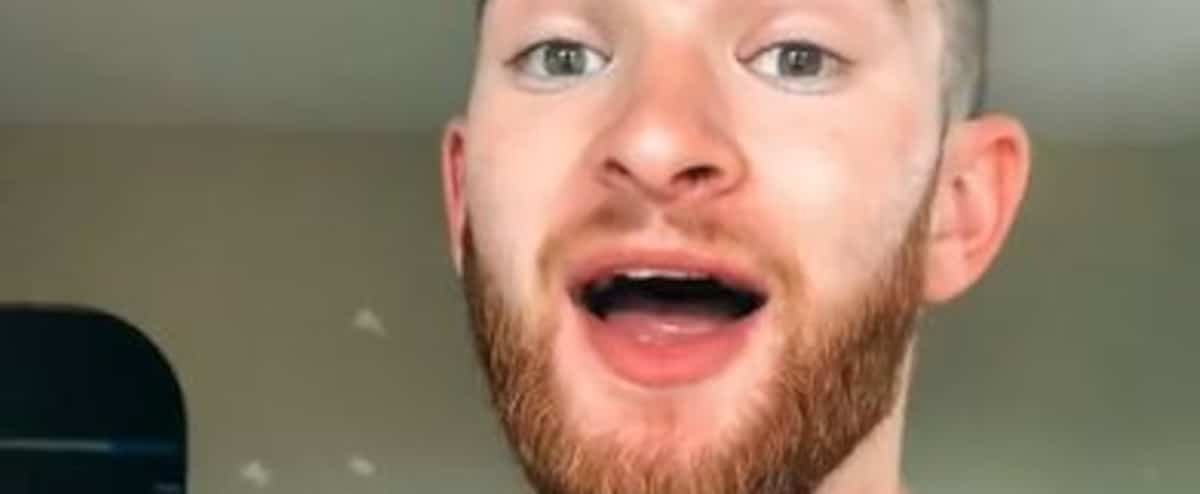 Uma estrela do TikTok acidentalmente limpa seu dormitório Uma estrela do TikTok acidentalmente limpa seu dormitório