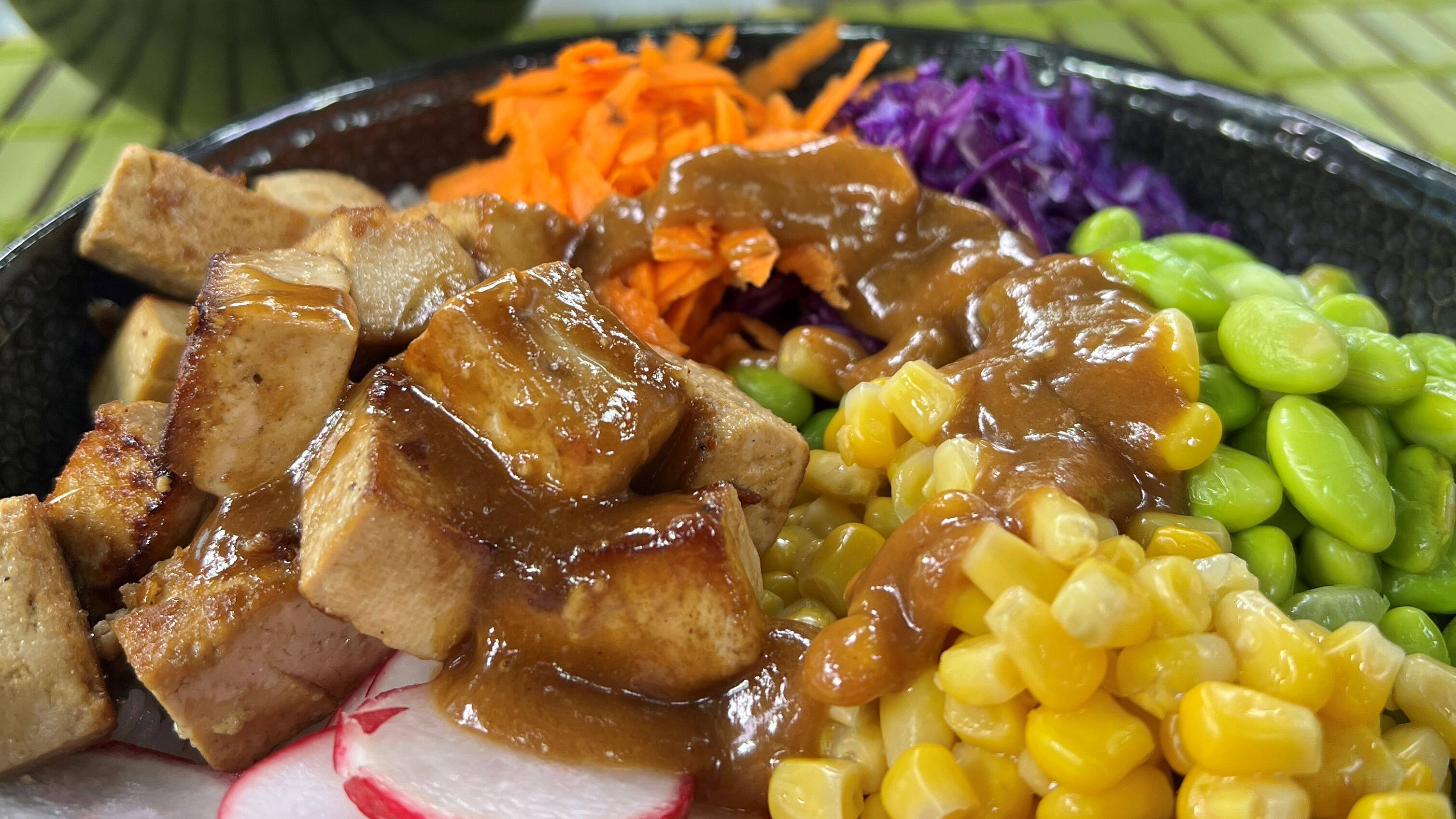 POKÉ DE TOFU SAUCE AUX ARACHIDES