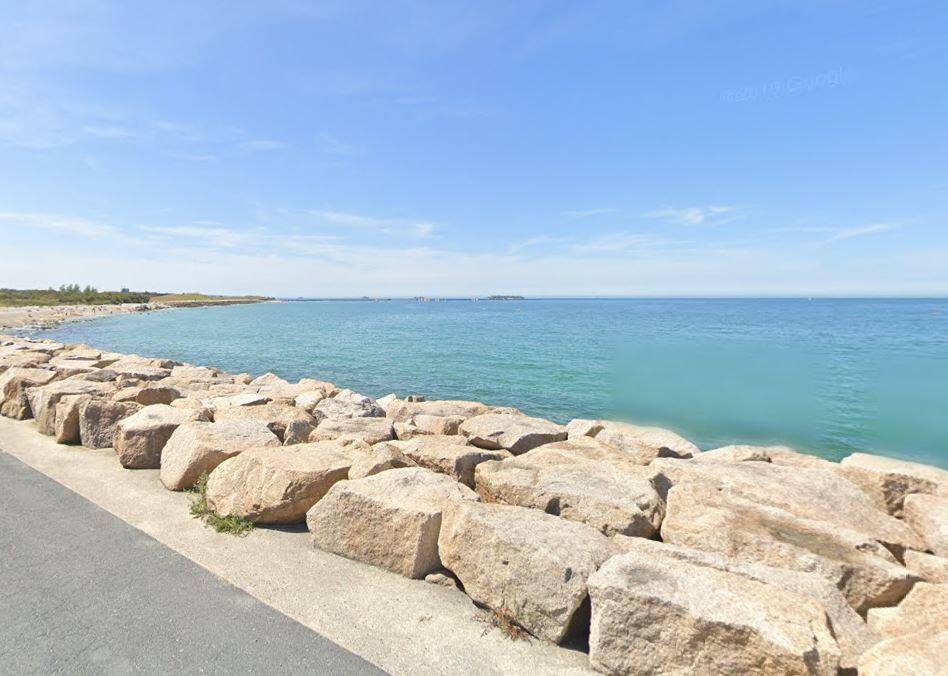Coinc&eacute; t&ecirc;te en bas entre des rochers pendant des heures