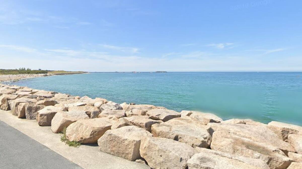 Coincé tête en bas entre des rochers pendant des heures