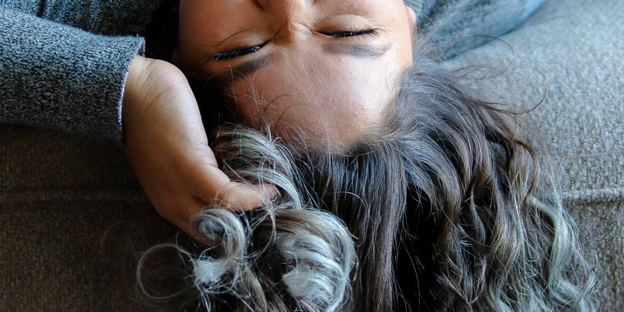 réussir sa transition vers les cheveux gris-blancs