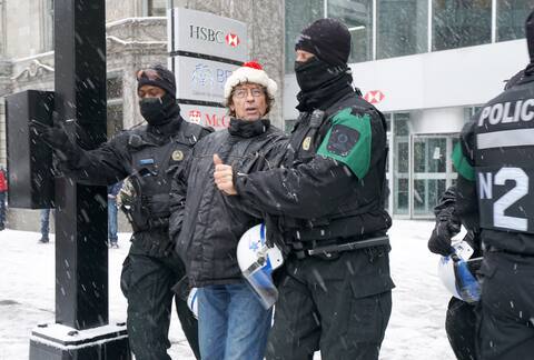 A large number of police officers who came to the demonstration arrested the culprit for non-compliance with sanitary measures.