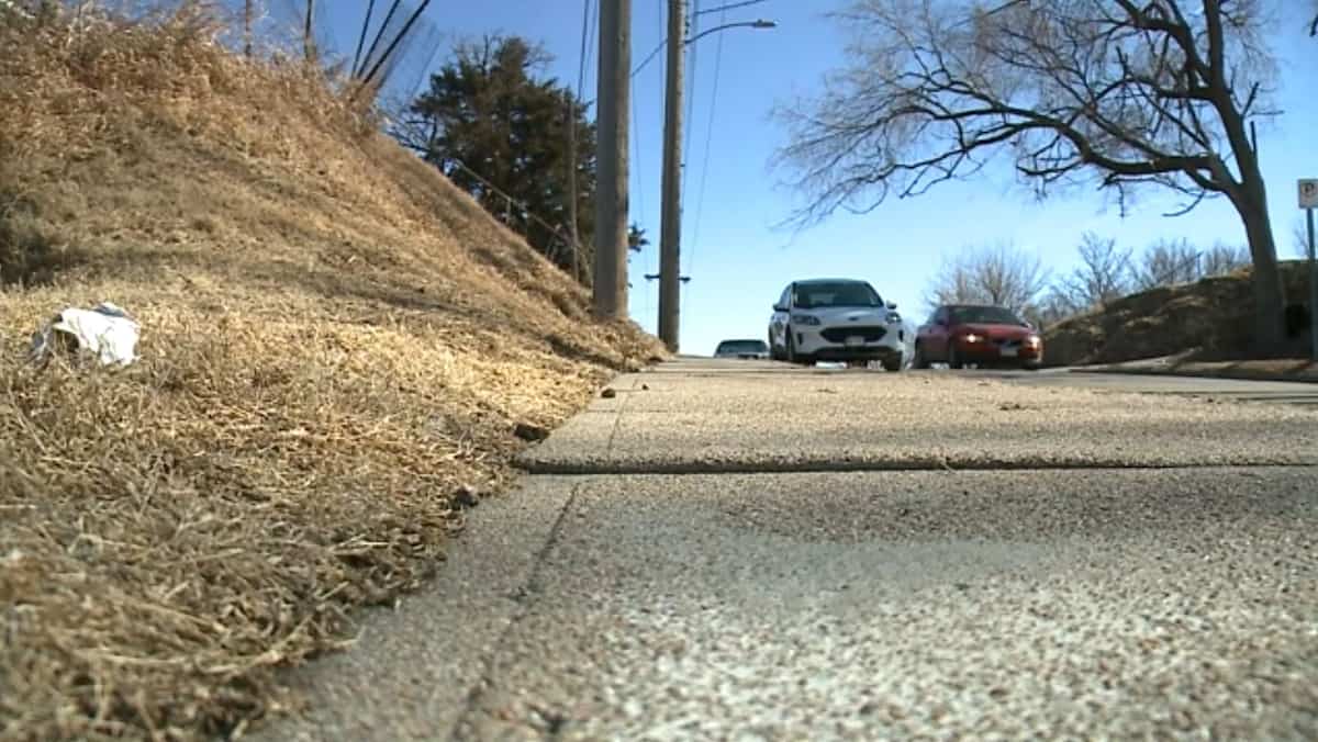 Elle accouche sur le trottoir et abandonne son bébé dans le froid