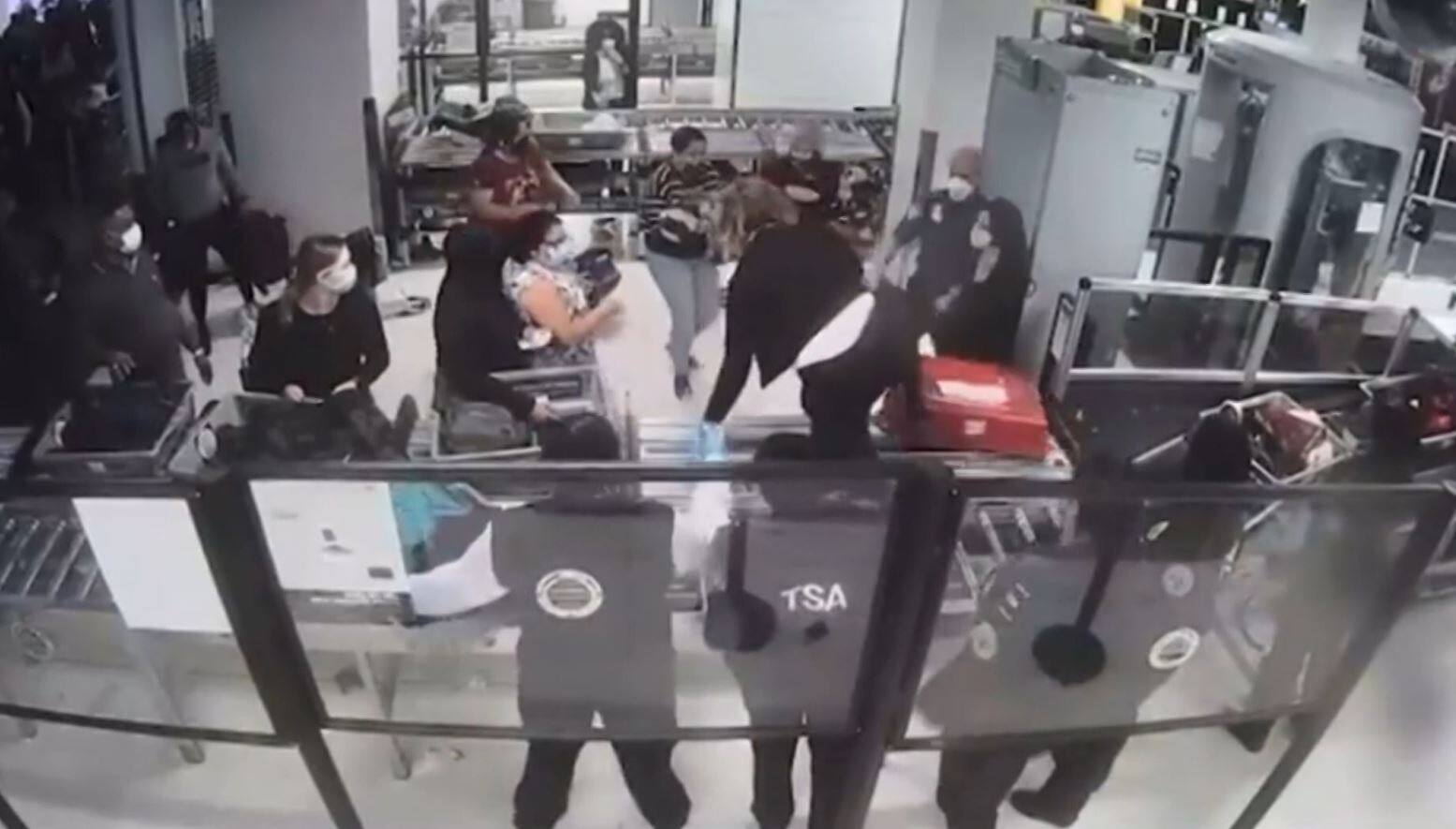 EN IMAGES | A&eacute;roport de Newark: une agente de la TSA sauve la vie d&rsquo;un b&eacute;b&eacute;