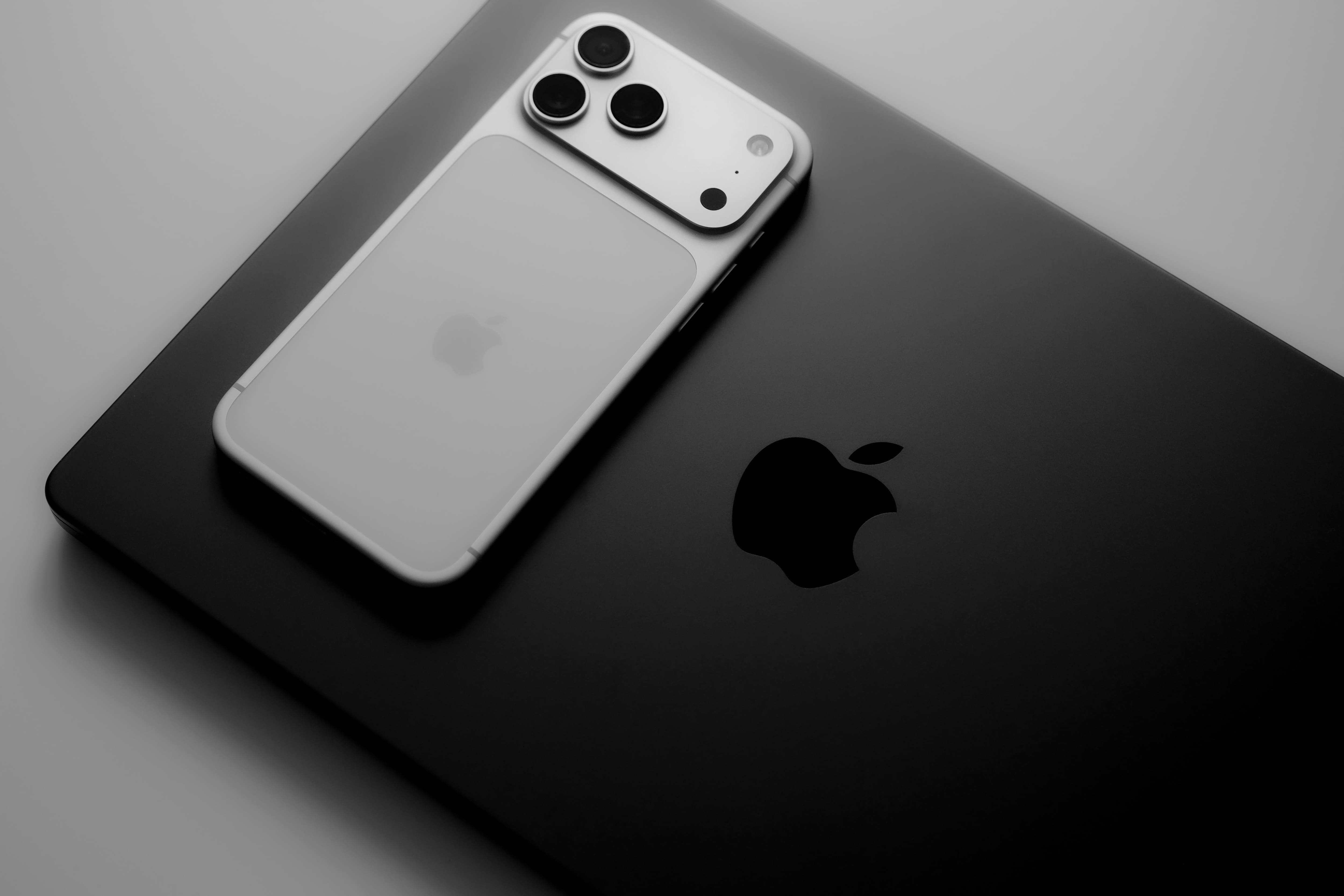iPhone Ultra : Apple Prévoirait un Premier Modèle Pliable pour 2026