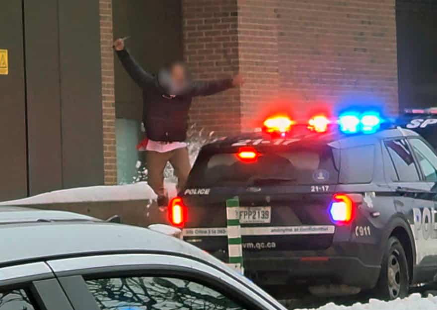 EN VIDÉO | Spectaculaire intervention pour un homme avec deux couteaux aux  abords de l’UQAM