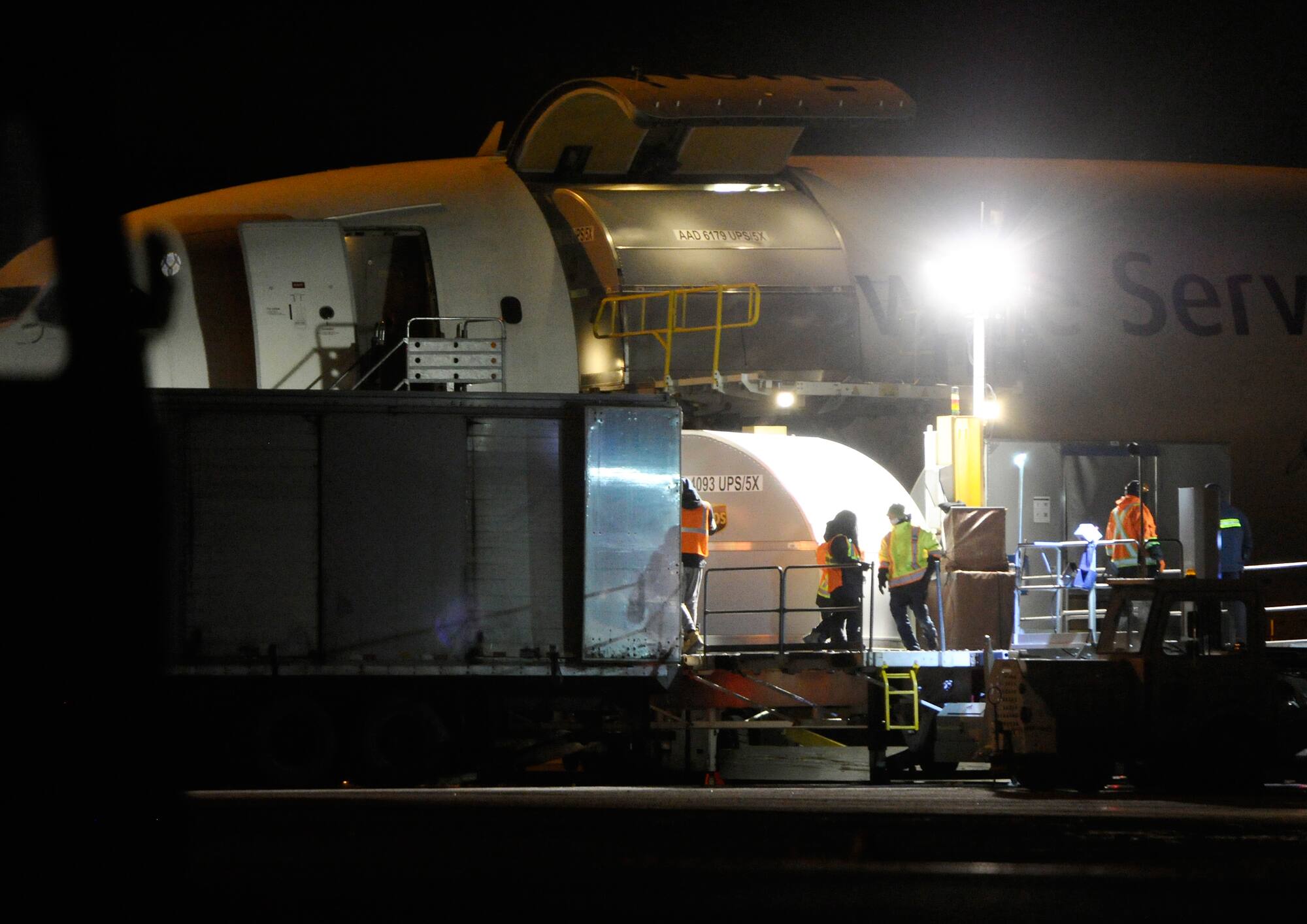 GEN - GEN - AVION UPS ARRIVÉ DES VACCINS