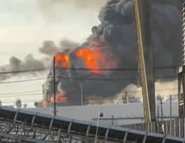 Une importante raffinerie de p&eacute;trole au Texas en flammes apr&egrave;s une explosion massive
