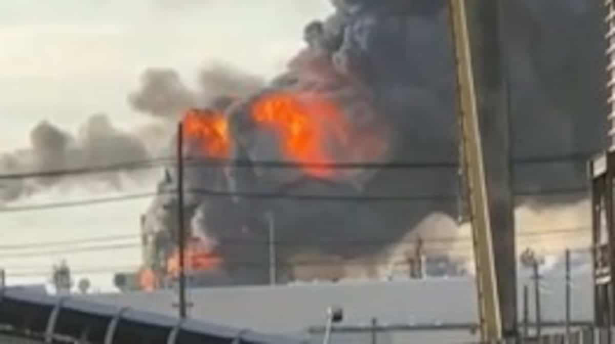 Une importante raffinerie de pétrole au Texas en flammes après une explosion massive