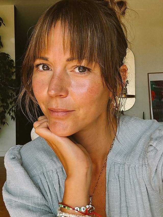 Image principale de l'article Elle prouve que ce manteau grand-mère est tendance